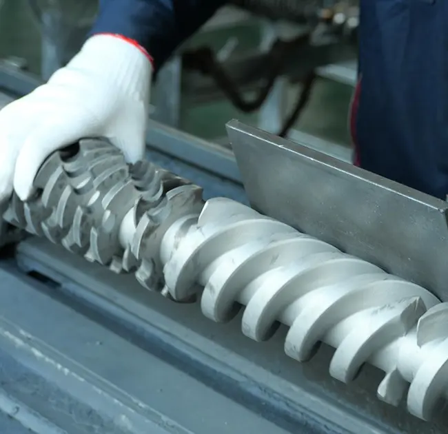 Por que aparecen liñas negras repetidamente na extrusora? Este artigo ensínache a determinar rapidamente se é causado por un problema co barril ou o parafuso.